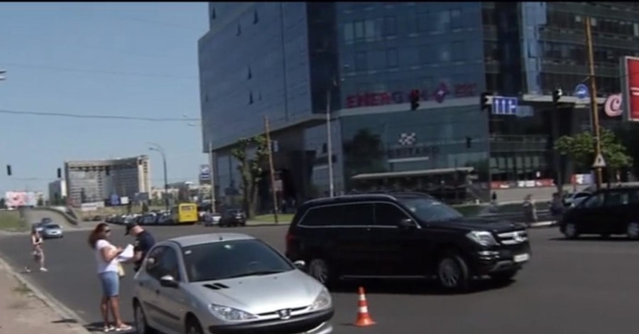 Помощник митрополита попал в ДТП в Киеве и скрылся