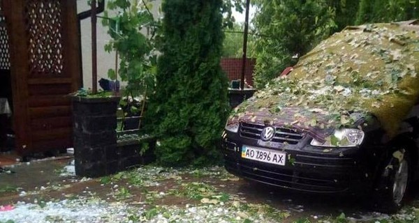 На Закарпатье подсчитывают урон от гигантского града: сотни пробитых крыш и машин