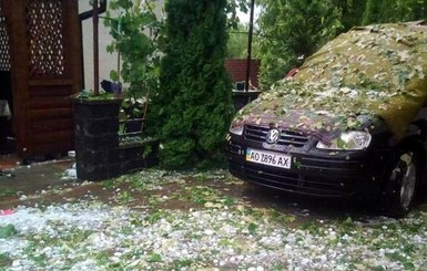 На Закарпатье подсчитывают урон от гигантского града: сотни пробитых крыш и машин