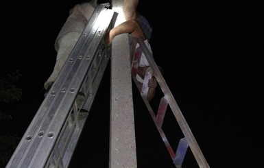 На Кировоградщине спасателям пришлось снимать со столба висящего электрика