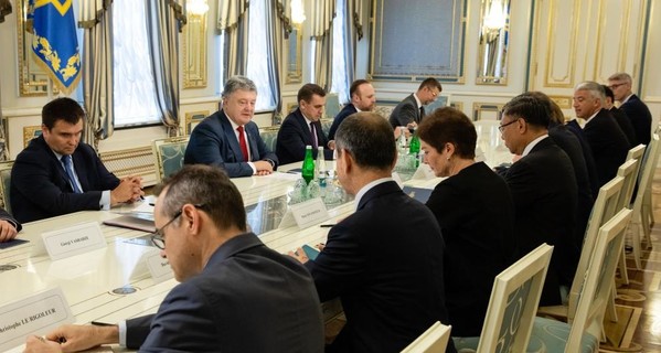 Порошенко и послы G7 обсудили освобождение заключенных