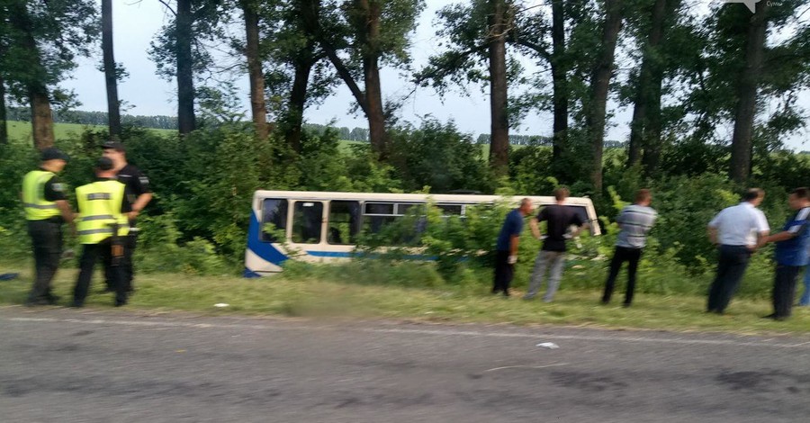 В Сумской области перевернулся автобус, пострадали восемь человек