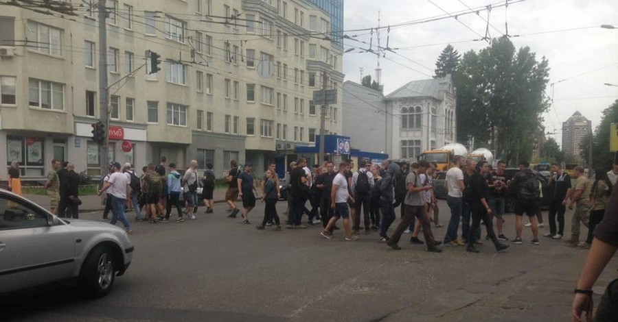 Националисты заблокировали дороги в Киеве и требуют встречи с МВД