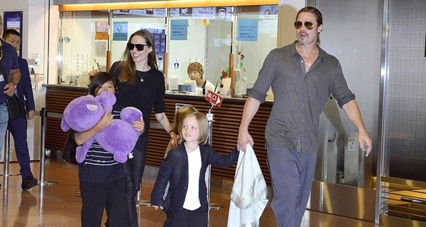 Джоли разрешила Питту встретиться с детьми в День отца