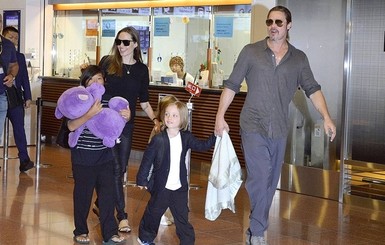 Джоли разрешила Питту встретиться с детьми в День отца