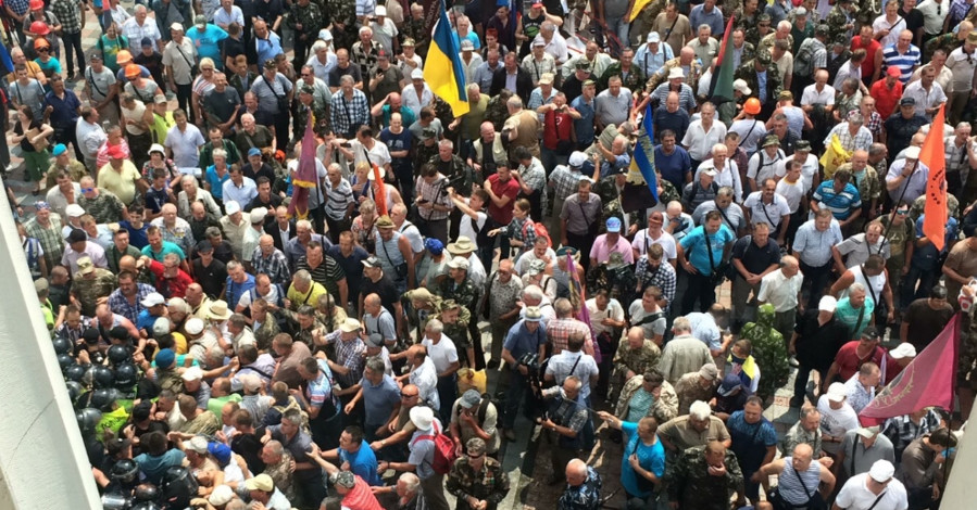 Под Верховной Радой афганцы и шахтеры подрались с полицией  | Столкновения в Киеве
