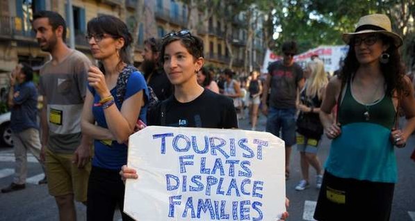 Жители Барселоны снова устроили протесты против туристов