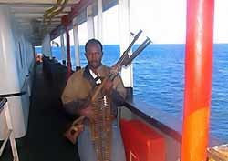 Пиратам нечем кормить экипаж захваченной в Сомали яхты 