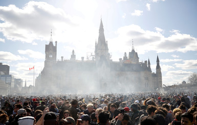 Канада легализовала курение марихуаны