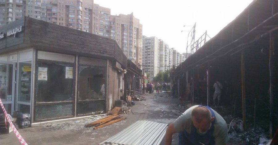 Большой пожар: в Киеве трое в масках забросали киоски на Осокорках 