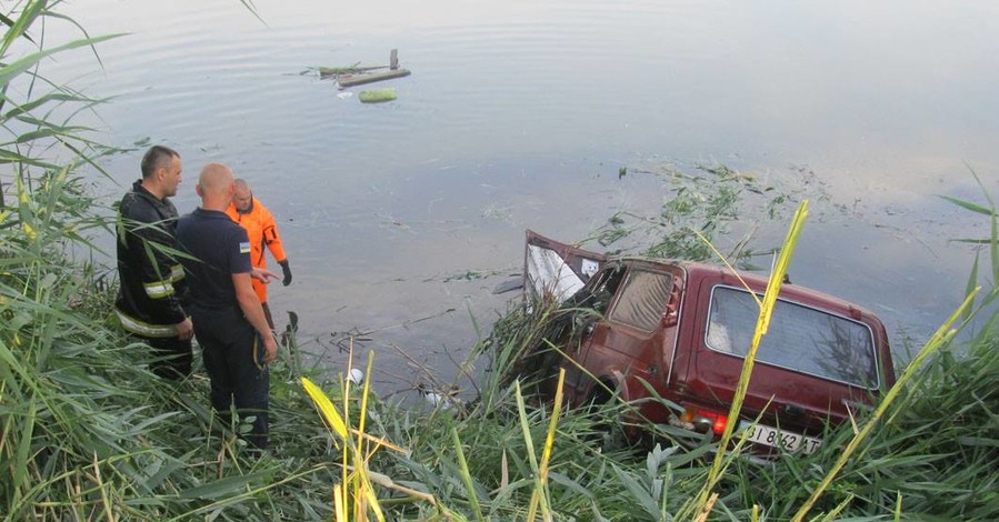 В Полтаве "Нива" утонула в пруду вместе с водителем