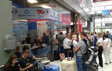 70 туристов на все выходные застряли в киевском аэропорту
