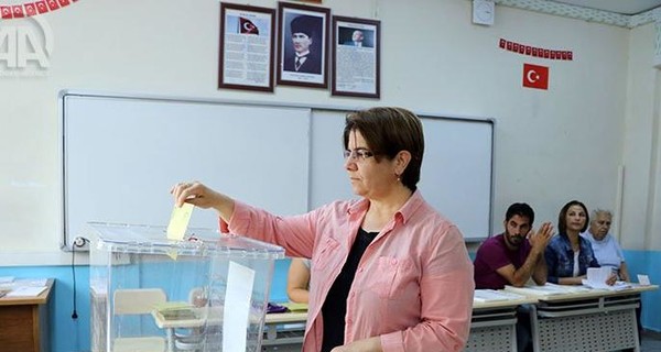 В Турции стартовали досрочные выборы президента и парламента