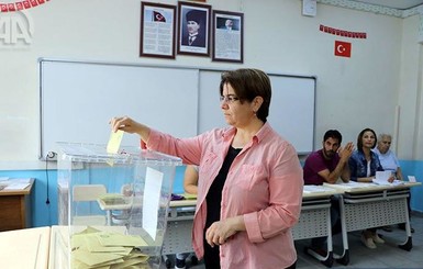 В Турции стартовали досрочные выборы президента и парламента