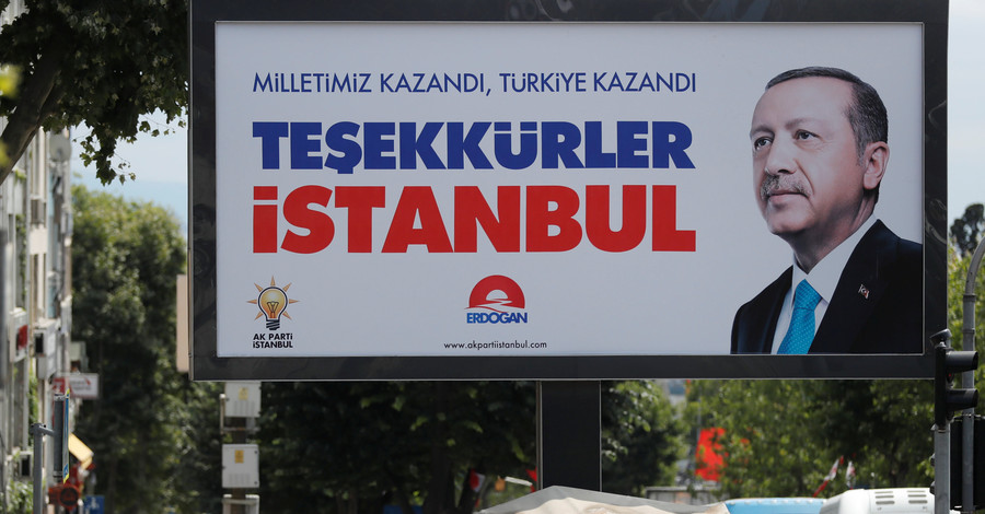 Порошенко по телефону поздравил Эрдогана с победой