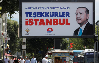 Порошенко по телефону поздравил Эрдогана с победой
