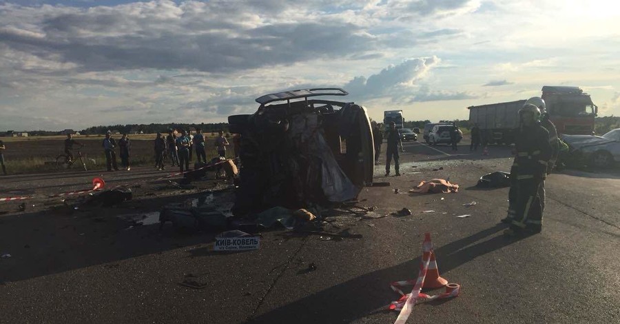 ДТП в Ровенской области: погибли три человека, девять пострадали