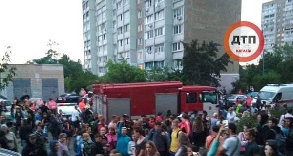 В Киеве подростки хотели спрыгнуть с крыши из-за неразделенной любви