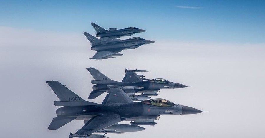 Авиация НАТО устроила учения в воздушном пространстве Балтии