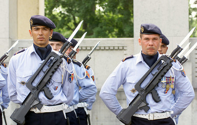 Во Франции в армию будут призывать 16-летних парней и девушек