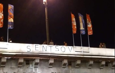 Ночью в центре Москвы устроили акцию в поддержку Сенцова