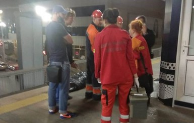 В Киеве мужчина  бросился под колеса поезда в метро