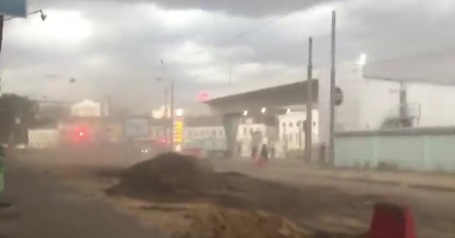 Харьковчане обсуждают накрывшую город песчаную бурю