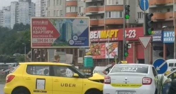 В Киеве столкнулись две машины такси