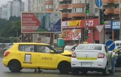 В Киеве столкнулись две машины такси