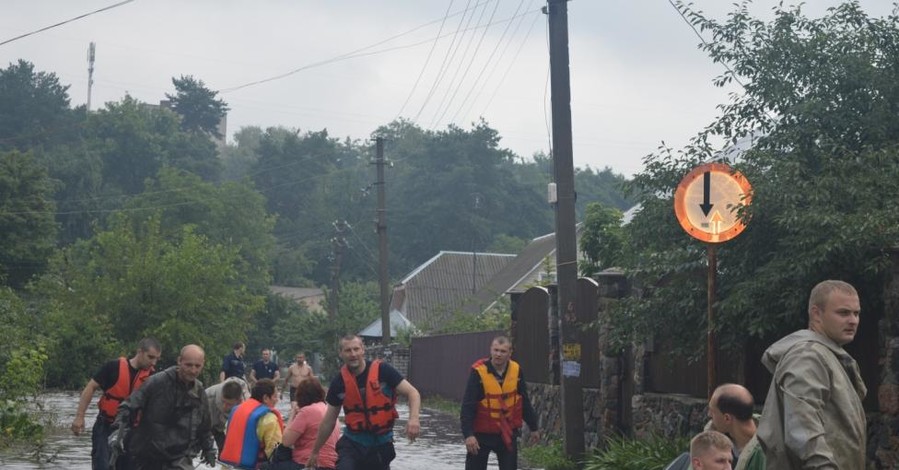 Потоп в Чернигове: затопило 90 домов, трое людей в больнице, машины по крышу в воде