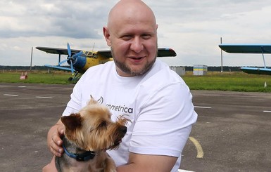 Ради бездомных собак врач зубами тянул пятитонный самолет с пассажирами