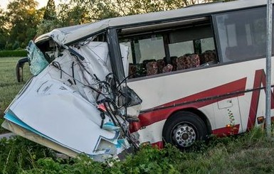 В Германии автобус с 42 детьми попал в ДТП