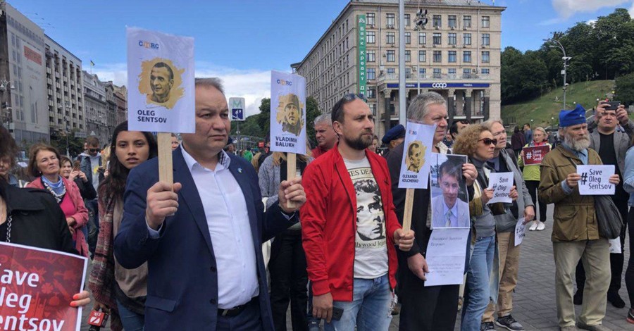 На Майдане начались протесты, требуют освободить из России политзаключенных