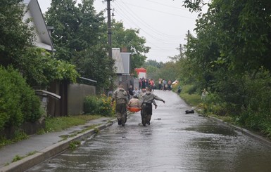 Непогода в Украине: обесточенные города и затопленные дома 