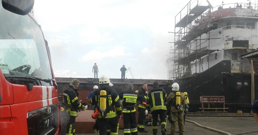 На судостроительном заводе в Херсоне загорелось судно