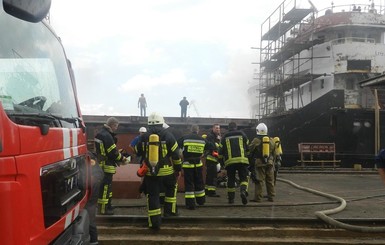 На судостроительном заводе в Херсоне загорелось судно