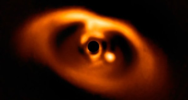 Астрономы показали уникальный кадр рождения новой планеты 