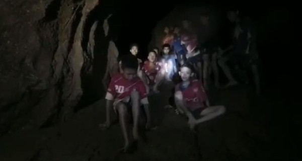 В Таиланде пропавших школьников нашли в пещере через 9 дней