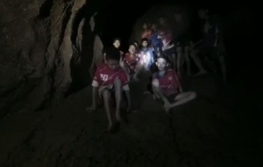 В Таиланде пропавших школьников нашли в пещере через 9 дней