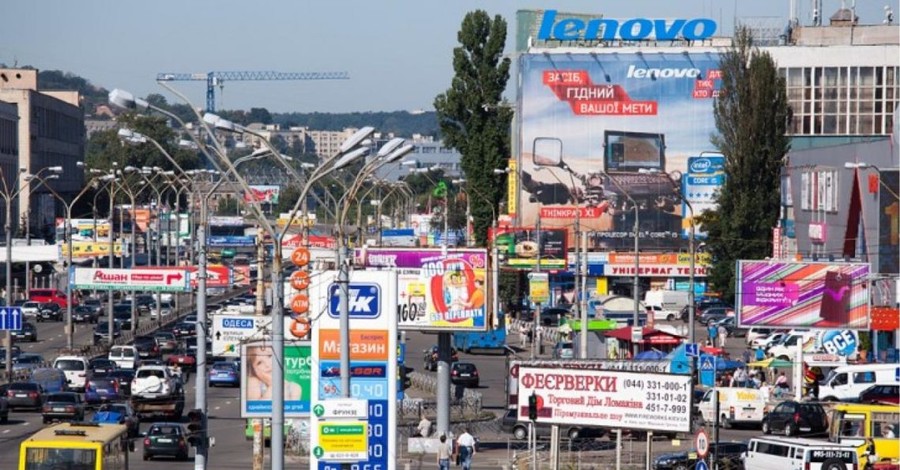 В Украине запретили размещать рекламу на уличных фонарях  