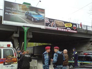 На Броварском проспекте Киева парень упал с эстакады [ФОТО] 