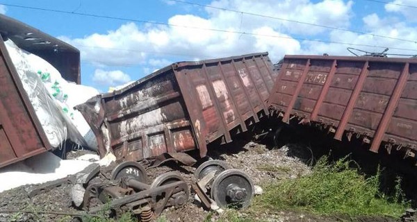 В Одесской области до сих пор ставят на рельсы перевернувшиеся вагоны