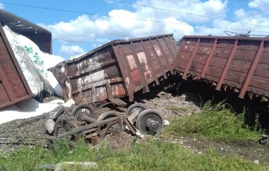 В Одесской области до сих пор ставят на рельсы перевернувшиеся вагоны