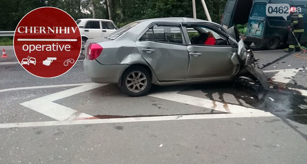В Чернигове столкнулись легковушка и грузовая 