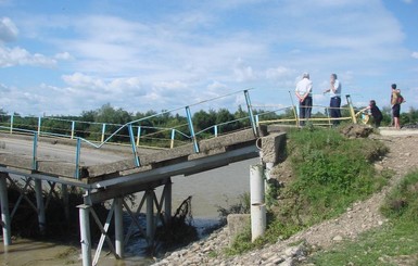 На Ивано-Франковщине рухнул мост, соединяющий два села