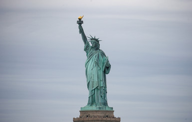 В Нью-Йорке активистка в День независимости залезла на Статую Свободы