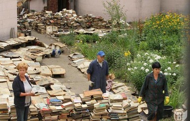 В Чернигове после потопа сушат архив старинных газет из библиотеки Короленко 