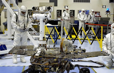 Старейший марсоход NASA перестал выходить на связь