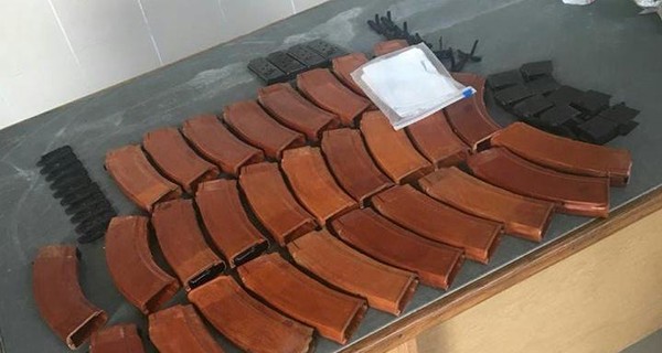 Пара из Львова пыталась выехать в Польшу с 28 магазинами к АК-47