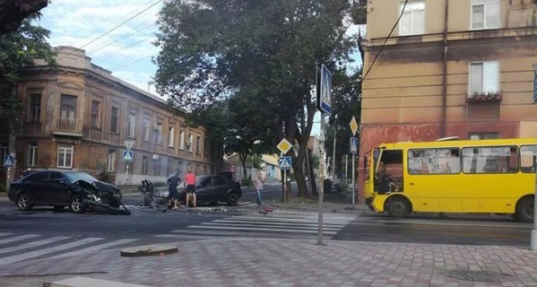В Мариуполе столкнулись две машины и маршрутка, пострадали 7 человек